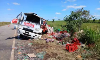 Caminhão carregado de bebidas tomba na BR-317, em Capixaba