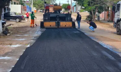 Prefeitura de Xapuri inicia aplicação de asfalto em ruas com apoio governo