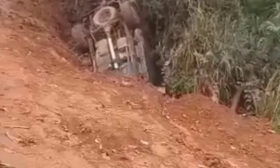 Após chuva, caminhonete tomba na zona rural de Sena Madureira