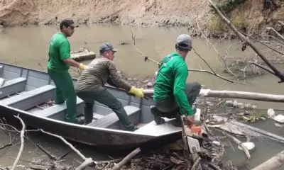 Meia tonelada de lixo é retirada do Igarapé São Francisco em Rio Branco