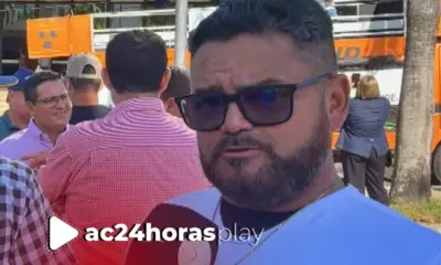 Servidores da saúde se manifestam em frente a Aleac pedindo correção do PCCR