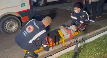 Empinando bicicleta, adolescente invade pista e é atingido por motocicleta