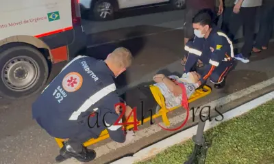 Empinando bicicleta, adolescente invade pista e é atingido por motocicleta