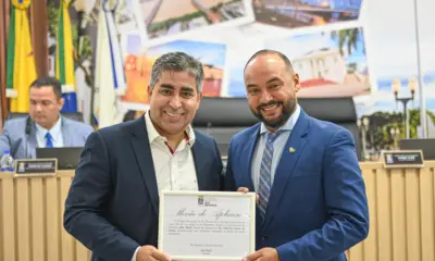 Médico Fabrício Lemos é homenageado após 27 mil cirurgias no Barral y Barral