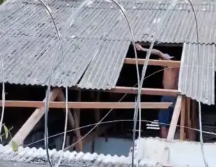Homens são flagrados arrancando telhas de antigo prédio do Centro POP em Rio Branco