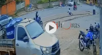 Colisão entre motos leva quatro pessoas ao chão na Antônio da Rocha Viana