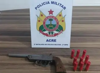 Grupo troca tiros com a polícia, abandona carro, arma e munições durante fuga