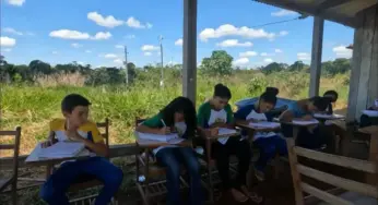 Fantástico mostra escola do Acre sem parede, sem água, sem chão e com barata na geladeira