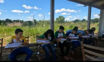 Fantástico mostra escola do Acre sem parede, sem água, sem chão e com barata na geladeira