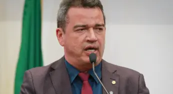 André Vale sai em defesa do secretário de Educação e destaca avanços no setor