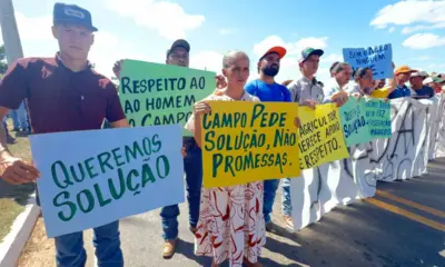 Produtores rurais interditam BR-317 em Xapuri contra despejos em áreas embargadas