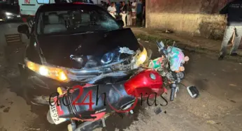 Motociclista avança sinal de “Pare” e colide com carro; família fica ferida