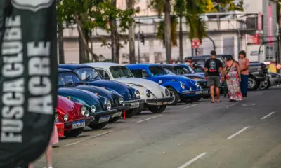 Exposição de Fuscas atrai famílias e fãs de carros antigos no centro de Rio Branco; veja as fotos