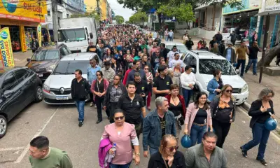 Manifestação de servidores fecha cruzamento no centro de Rio Branco e segue até a Casa Civil
