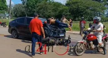 Motociclista vai parar no capô de carro ao tentar cruzar via em Senador Guiomard
