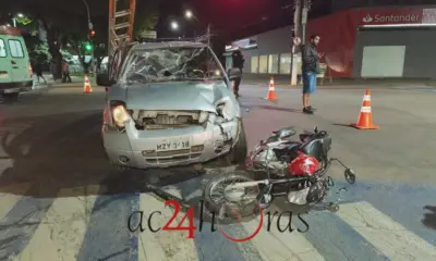 Motorista avança sinal, bate em motocicleta e deixa casal ferido