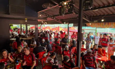 Rubro-negros entoam cânticos do Flamengo e lotam bar em Rio Branco