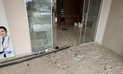 Homem perde controle do carro e invade laboratório em Cruzeiro do Sul