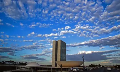 Projeto pode permitir que parlamentar acumule aposentadoria e salário