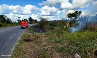 Bombeiros controlam incêndio na estrada do Aeroporto de Cruzeiro do Sul