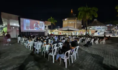 Mais de 300 pessoas assistem “Que Horas Ela Volta?” em praça de Cruzeiro do Sul