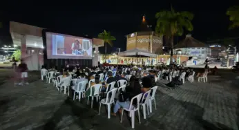 Mais de 300 pessoas assistem “Que Horas Ela Volta?” em praça de Cruzeiro do Sul
