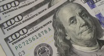 Dólar cai para R$ 5,56 à espera de pacote fiscal