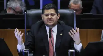 Alcolumbre lê requerimento que cria CPMI sobre fraudes no INSS