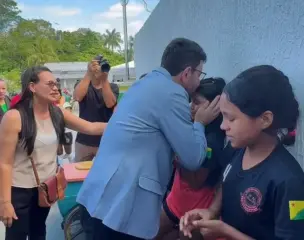 Governador consola alunas após partida dos Jogos Estudantis no Acre