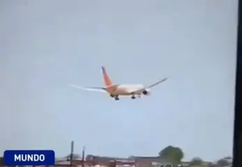 Avião com mais de 240 pessoas cai na Índia