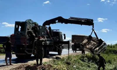 Motorista colide com carreta e fica ferido na zona rural de Manoel Urbano