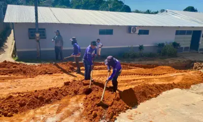 Prefeitura de Cruzeiro do Sul pavimenta rua no bairro do Saboeiro