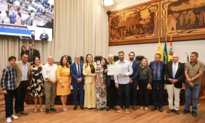 Nicolau homenageia Elson Santiago com Comenda do Mérito Legislativo