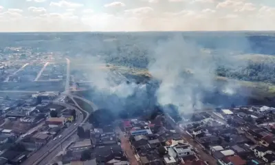 Incêndio em vegetação às margens do Igarapé São Francisco deixa bairro coberto de fumaça