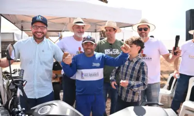 Zelador ganha moto 0 km durante homenagem a trabalhadores na Expoacre