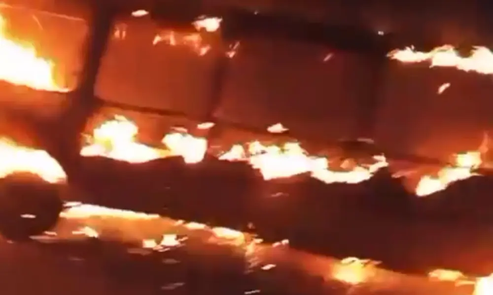 Ônibus escolar pega fogo em Rio Branco; alunos saem a tempo e estão bem, diz SEE