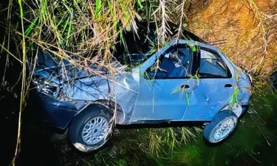Homem embriagado capota carro em Cruzeiro do Sul e ocupantes buscam ajuda a pé
