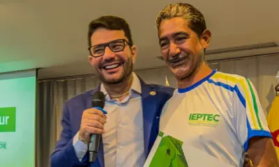 Gladson promete cortar cabelo com recém formado no IEPTEC na véspera para ExpoAcre