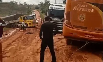 Lamaçal na BR-317 ocorreu na troca de solos; problema será resolvido, diz DNIT