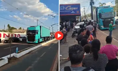 Chegada de caminhão com morangos gera fila gigante em Rio Branco