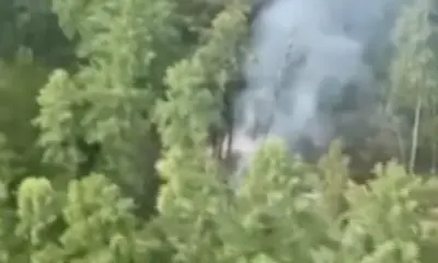 Avião comercial com dezenas de passageiros cai na Rússia; VÍDEO mostra destroços em chamas