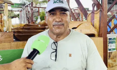 Artesão expõe tábuas rústicas, colheres e móveis na Expoacre