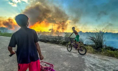 Incêndio de grandes proporções atinge área no bairro Jequitibá, em Rio Branco