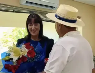 Bocalom homenageia esposa com flores na sede da prefeitura