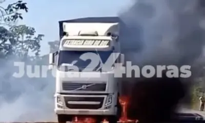 Caminhão boiadeiro pega fogo próximo ao município de Assis Brasil