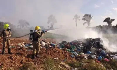 Corpo de Bombeiros controla incêndio em aterro sanitário de Feijó