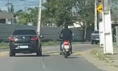 Homem é filmado em avenida de Cruzeiro do Sul em moto sem capacete