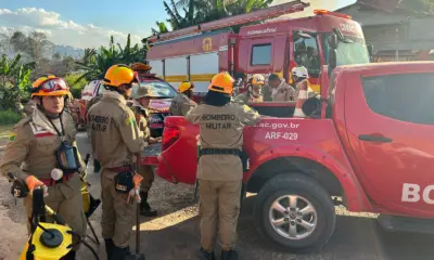 70 bombeiros atuam no combate a incêndio na parte alta de Rio Branco