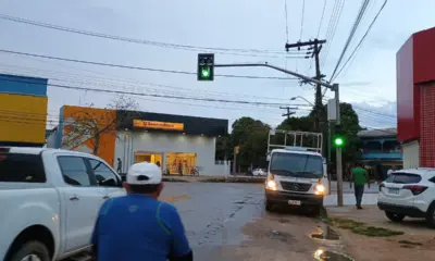 Único semáforo de Tarauacá volta a funcionar após dois meses inoperante