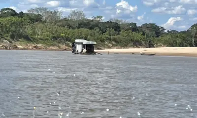 Embarcação colide com tronco submerso no Rio Juruá e passageiro fica ferido